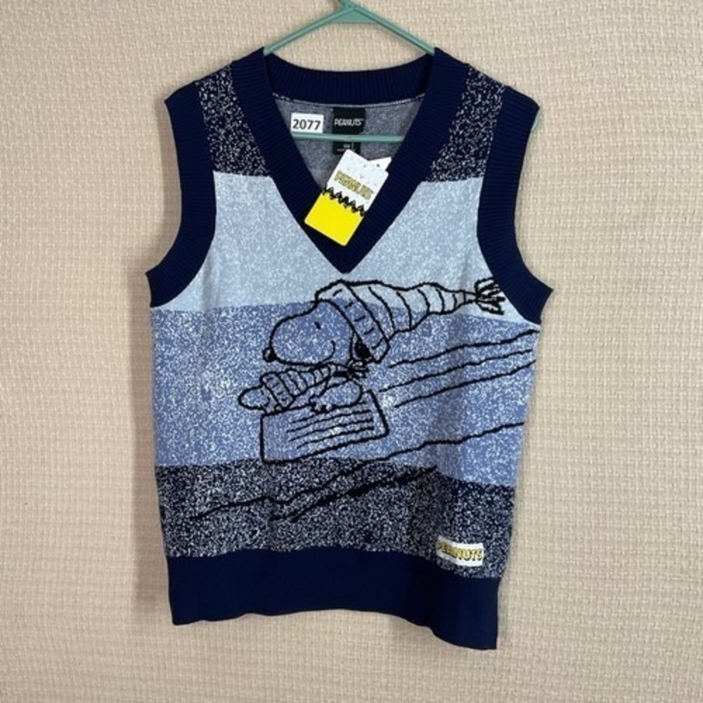 NWT Peanuts Snoopy&Woodstock Sledding V-Neck Sweater Vest Unisex Size S/M China
